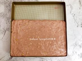 铺上油纸或者硅胶垫，这一步是为了最后更好的取出牛轧糖和有利于后面切块，做好晾凉用保鲜膜包裹到第二天再切，如果着急的话就用保鲜膜包裹好放进冰箱冷冻30分钟即可切块