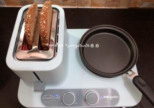 把全麦吐司片放进卡士炉中，按下开关，旋转功能调至第3档，这个档数烤出来的刚刚好是我喜欢的