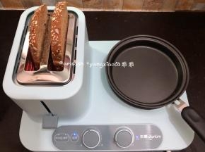 把全麦吐司片放进卡士炉中，按下开关，旋转功能调至第3档，这个档数烤出来的刚刚好是我喜欢的