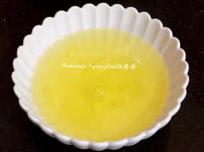 蛋白中也是加入一丢丢的盐就可以了，一样的不能加多哦，太咸了就没办法吃了