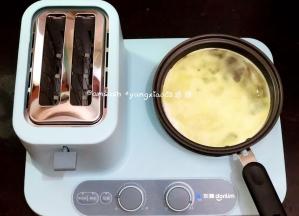 把加热档调到最大，小平底锅中加入适量的食用油，把蛋白煎好倒出来