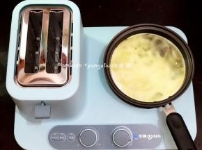把加热档调到最大，小平底锅中加入适量的食用油，把蛋白煎好倒出来
