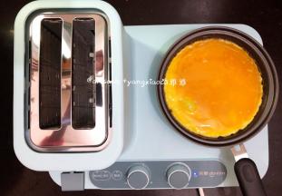 锅中继续加入少许食用油，把蛋黄倒入，煎好倒出来备用