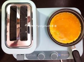 锅中继续加入少许食用油，把蛋黄倒入，煎好倒出来备用