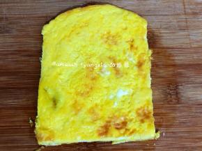 煎好的蛋黄用刀修改一下，形状和吐司片大小即可