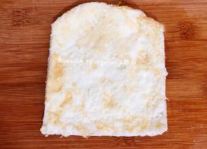 煎好的蛋白用刀修改一下，形状和吐司片大小即可