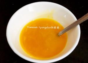 准备2个鸡蛋，鸡白鸡黄分离，然后蛋黄中加入一丢丢的盐和生抽，千万别加多哦
