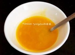 准备2个鸡蛋，鸡白鸡黄分离，然后蛋黄中加入一丢丢的盐和生抽，千万别加多哦