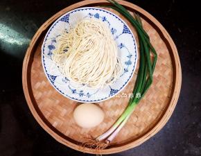 准备好面条，鸡蛋和葱