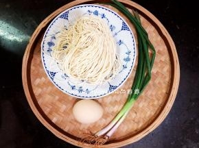 准备好面条，鸡蛋和葱
