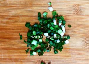 葱洗干净之后切成葱花备用