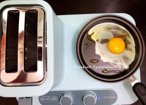 把加热档调到最大，小平底锅中加入适量的食用油，然后磕入鸡蛋，把鸡蛋煎好