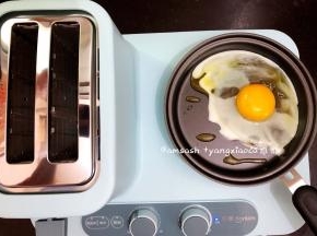 把加热档调到最大，小平底锅中加入适量的食用油，然后磕入鸡蛋，把鸡蛋煎好