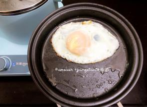 煎好的鸡蛋连带平底锅一起拿开