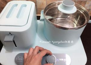 早餐机，煮锅中加入适量的水，把火力调至最大盖上盖子把水烧开