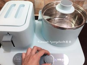 早餐机，煮锅中加入适量的水，把火力调至最大盖上盖子把水烧开