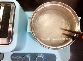 水烧开，把面条放入锅中，煮至面条浮面