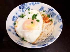 再次煮开把面捞出，放入碗中 ，把煎好的鸡蛋放入碗中，加上葱花和蒜蓉酥，最后打汤倒入碗中即可开吃啦