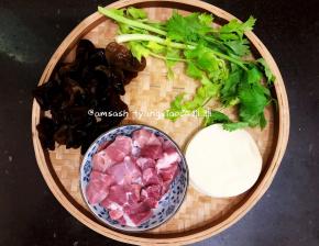 先把需要的食物准备好，黑木耳我用干的黑木耳事先泡发好的，芹菜洗干净，猪肉洗切成块，饺子皮买现成的