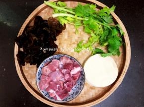 先把需要的食物准备好，黑木耳我用干的黑木耳事先泡发好的，芹菜洗干净，猪肉洗切成块，饺子皮买现成的