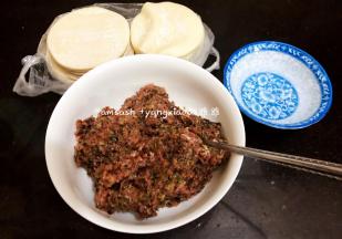 把肉馅倒出来，准备饺子皮，和少许水，水是准备抹饺子皮用的