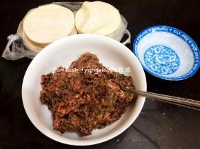 把肉馅倒出来，准备饺子皮，和少许水，水是准备抹饺子皮用的