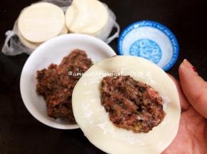 拿一张饺子皮，放入适当的馅料