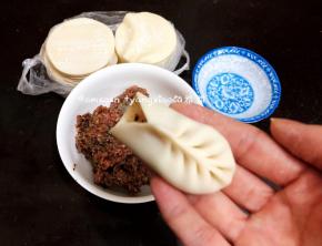 用拇指和食指捏一个褶儿，然后顺着食指方向捏褶，根据饺子皮的大小依次捏好好褶子，褶子尽量捏小点,我捏的大概在8个褶子上下，捏完稍整形整成弯弯的柳叶形状，形状也可按个人喜好来做
