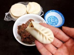 用拇指和食指捏一个褶儿，然后顺着食指方向捏褶，根据饺子皮的大小依次捏好好褶子，褶子尽量捏小点,我捏的大概在8个褶子上下，捏完稍整形整成弯弯的柳叶形状，形状也可按个人喜好来做