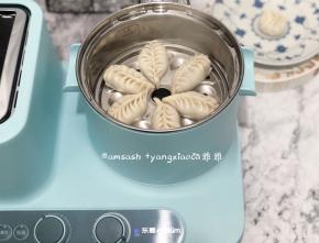 早餐机，煮锅中加入适量的水，把火力调至最大把水烧开，放入饺子