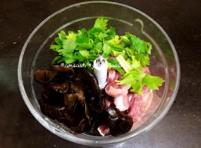 把切好的肉和黑木耳，芹菜切成小段，把盐，生抽，和清水一起加绞肉机中，然后开始把食物打碎