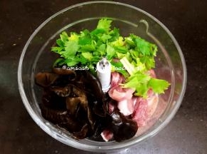 把切好的肉和黑木耳，芹菜切成小段，把盐，生抽，和清水一起加绞肉机中，然后开始把食物打碎