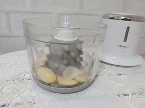 蒜切去底部、一瓣一瓣放入东菱无线绞肉机，换上打蒜棒、开启按钮10秒就剥好，超级方便。