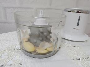 蒜切去底部、一瓣一瓣放入东菱无线绞肉机，换上打蒜棒、开启按钮10秒就剥好，超级方便。