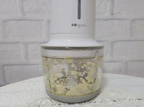 剥好的蒜挑去皮、再次开启搅打10秒就成蒜末。