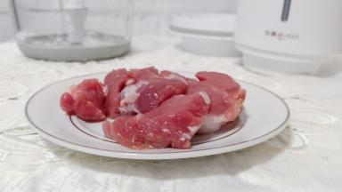 里脊肉温水清洗干净切片。