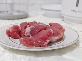 里脊肉温水清洗干净切片。