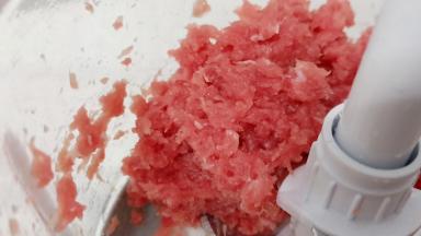 东菱无线绞肉机里的配件换成搅肉刀片，放入肉片开启搅拌一分钟就成肉末。