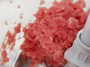 东菱无线绞肉机里的配件换成搅肉刀片，放入肉片开启搅拌一分钟就成肉末。