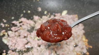 加入黄豆酱小火不停地翻炒出香味儿。