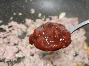 加入黄豆酱小火不停地翻炒出香味儿。