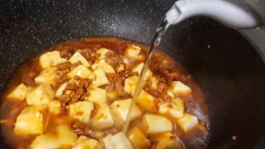 加入适量开水盖上锅盖小火烧上几分钟。