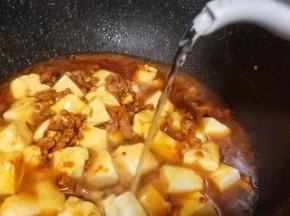 加入适量开水盖上锅盖小火烧上几分钟。