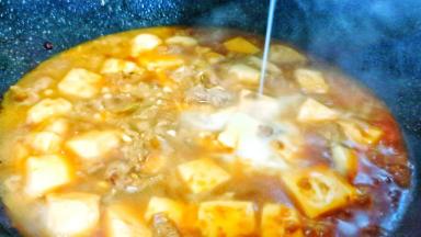 出锅之前用马铃薯淀粉勾芡。