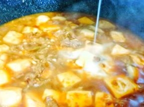 出锅之前用马铃薯淀粉勾芡。