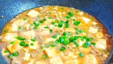 出锅前撒点香葱末起锅。