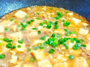 出锅前撒点香葱末起锅。