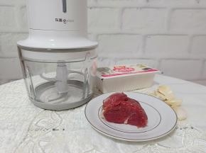 准备里脊肉、嫩豆腐。