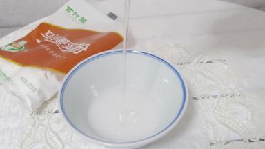 取马铃薯淀粉2勺添加适量的清水搅拌开备用。