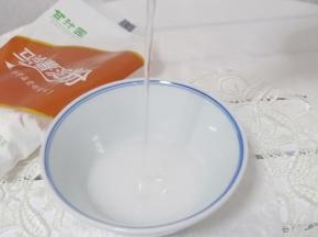 取马铃薯淀粉2勺添加适量的清水搅拌开备用。